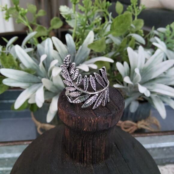 Women's Fashion Antique Leaf Ring in Silver Tone Size 8.5 - Picture 1 of 16